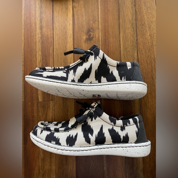 JUSTIN WOMEN'S HAZER COW PRINT LACE-UP CASUAL SHOE - Picture 4 of 9